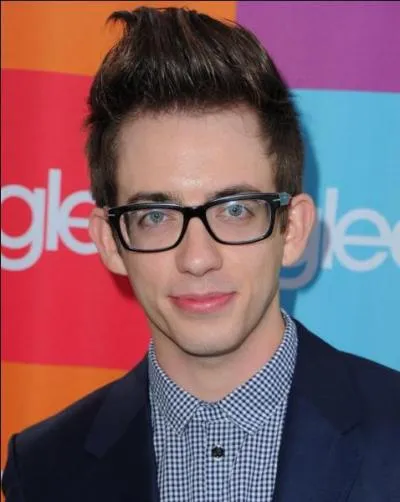 Artie ne sait malheureusement pas marcher mais surpasse ça en chantant, ce qu'il aime par dessus tout, comme l'acteur qui joue son rôle :