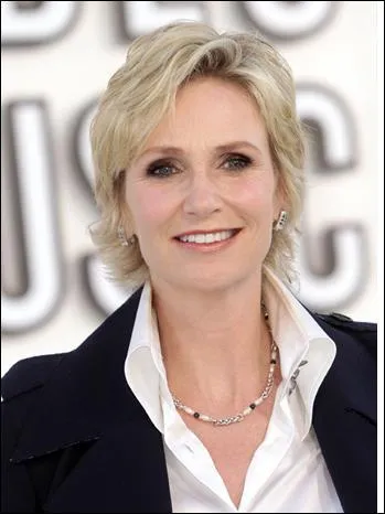 Sue Silvester, coach des Cheerleaders, elle a toujours voulu détruire la chorale ainsi que Will, mais dans la vraie vie elle se nomme :