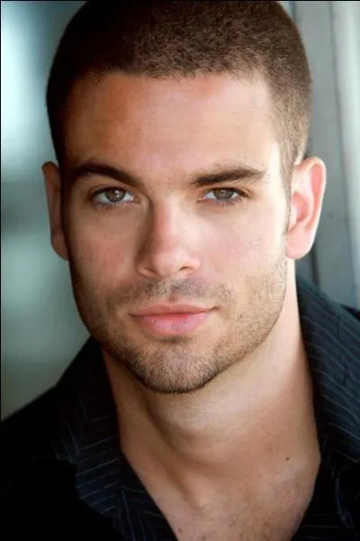 Voici l'incontournable Noah Puckerman que l'on surnome aussi 'Puck' , mais il est véritablement :