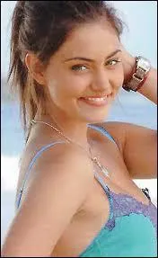 Quelle est la couleur de la pierre du médaillon de Cléo dans les saisons 1 et 2 ?