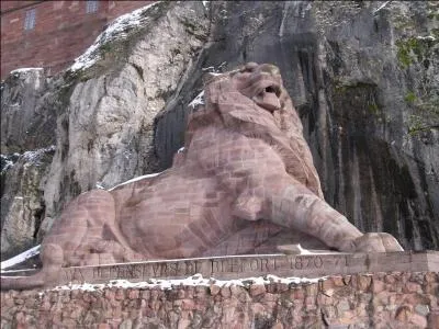 Cette sculpture monumentale d'Auguste Bartholdi, 'Le Lion de Belfort', est située au pied de la falaise de la citadelle.