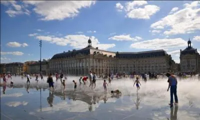 Situé sur les quais de la Garonne, le miroir d'eau de Bordeaux, un parterre de dalles en granit, ressemble à une ardoise sèche mais, humide, il se transforme en miroir reflétant la place de la Bourse.
