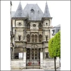 Ancien hôtel particulier, l'hôtel Cabu, à Orléans, abrite le musée historique et archéologique de l'Orléanais depuis 1862.