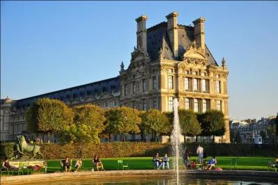 Le palais du Louvre, ancien palais royal, abrite aujourd'hui l'un des plus grands musées du monde.