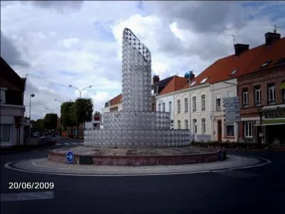 Ce rond-point d'Arques est orné d'une splendide uvre d'art de verre.