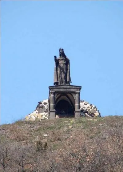 La statue monumentale Notre-Dame-de-la-Garde en pierre de Volvic, (5, 5 m de haut) domine cette ville auvergnate.