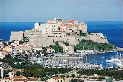 Construite au XIIIe siècle par les Génois, la citadelle de Calvi se dresse sur un promontoire rocheux au nord-est de la ville.