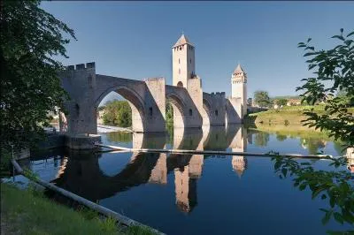 Le pont du Diable à Valentré est plus connu sous l'appellation de pont fortifié de Cahors.