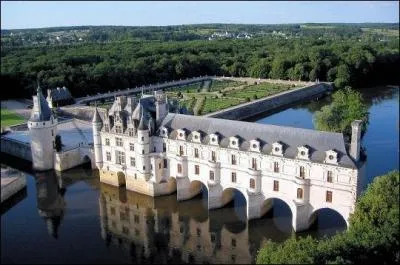 Le château de Chenonceau ou "château des Dames" tient son surnom de son histoire marquée par des femmes (Katherine Briçonnet, Diane de Poitiers, Catherine de Médicis, etc.) !