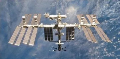 En 1967, un traité international est signé entre les USA, la Grande-Bretagne et l'URSS. Il a pour but de gérer certains « territoires » et d'interdire certaines utilisations ? A quoi était-il destiné ?