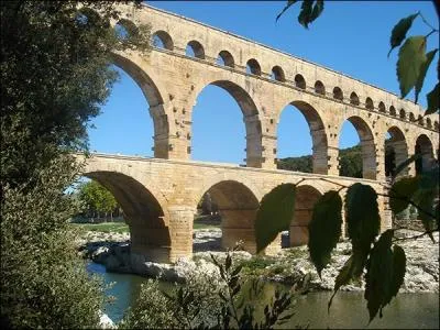 Le pont du Gard est ancré dans les gorges du ....