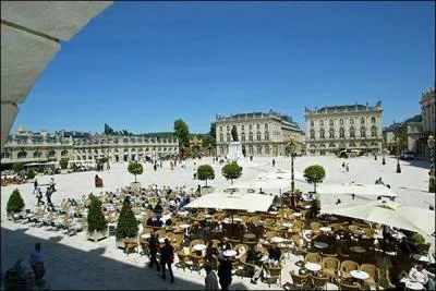 En Lorraine , la place Stanislas se trouve à :
