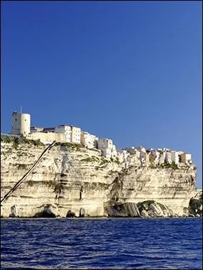Nous sommes en Corse face à la citadelle de ....