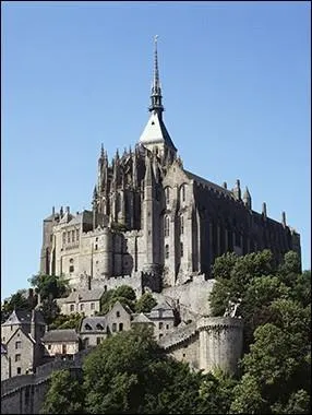 Dans l'Abbaye du Mont St Michel est une abbaye :