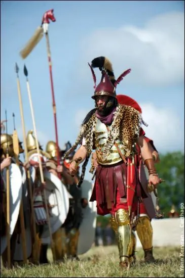 De quelle ville d'Espagne, le général Hannibal s'embarque avec ses éléphants pour traverser les Alpes et tomber sur les Romains par le nord ?