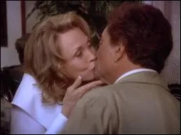 Dans quel &eacute;pisode Columbo embrasse-t-il une femme ?