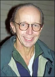 Quel acteur joue le père de la famille Tanner dans une célèbre série des années 80 ?