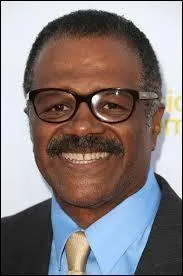 Qui a joué un barman dans une série télévisée mondialement connue ?