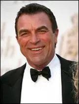 Comment se prénomme le célèbre détective privé en chemise hawaïenne ?