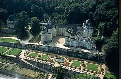Il est surnommé le château de la Belle au bois dormant :