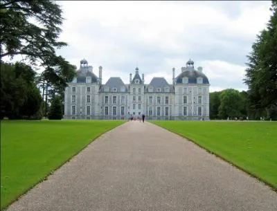 Il a inspiré Hergé pour dessiner le Château de Moulinsart. Sa décoration intérieure est exceptionnelle :