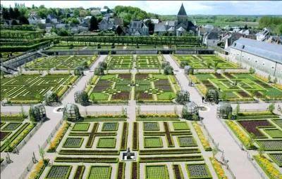 Doté de splendides jardins à la française, en partie potagers, c'est l'un des derniers châteaux bâtis sur les rives de la Loire :