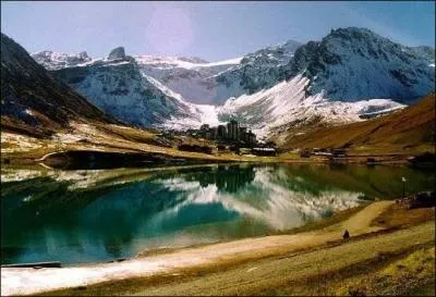 De ces quatre départements, lequel est frontalier de celui de la Savoie ?