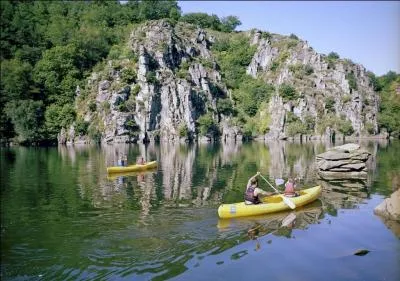 Quel département ne touche pas à celui de la Creuse ?