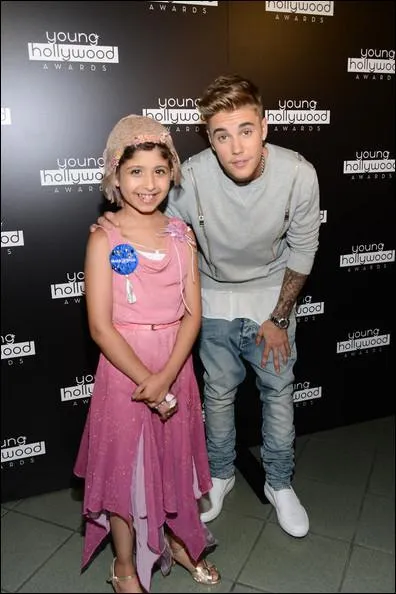 Avec qui est-il sur cette photo ?