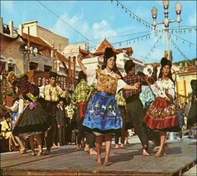 D'où sont les femmes qui portent 7 jupons pour se vêtir durant les fêtes du carnaval et de la Semaine Sainte ?