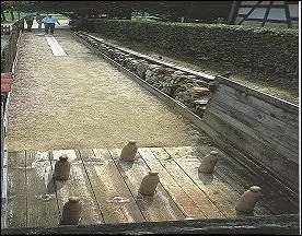 Quel jeu de quilles se joue avec 7 quilles en bois de bouleau et une boule en bois de buis ?