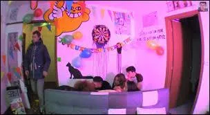 Dans "les anniversaires", à quel moment croit-on que le gâteau arrive ?