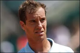 Richard Gasquet est un champion français âgé de 28 ans (2014). Quel sport pratique-t-il ?