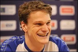 Yannick Agnel est âgé de 22 ans (2014), mesure plus de 2 mètres et pèse 90 kg. Quel sport pratique-t-il ?