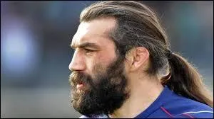 Sébastien Chabal est âgé de 37 ans, mesure 1, 91 m et pèse 113 kg. Quel est son sport ?