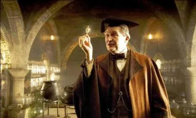 En quoi le professeur Slughorn se déguise-t-il lorsque Harry et Dumbledore arrivent ?