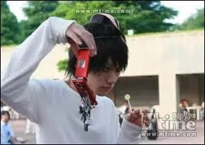 A qui est le portable que tient L Ryuski ?