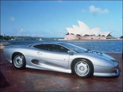 En quelle anne est sortie la Jaguar XJ220 ?