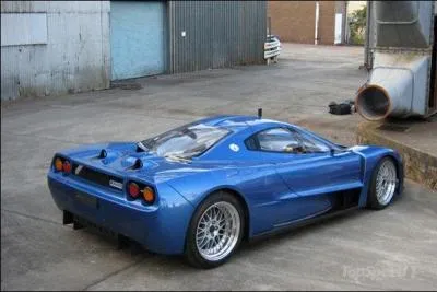 Cette voiture très rapide porte le nom de ...