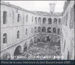 En quelle année débute la construction du fort ?