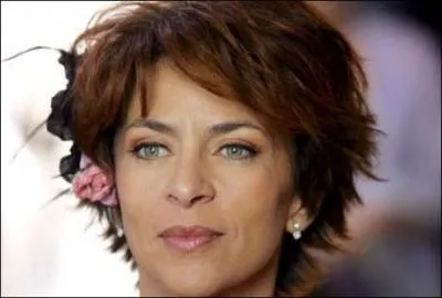 Dans une srie tl franaise avec Corinne Touzet, la femme est :