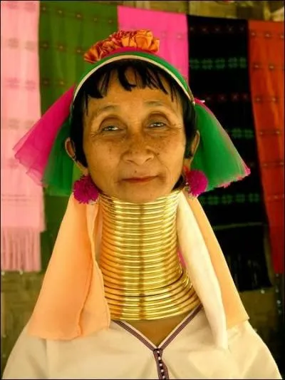 Dans quel pays peut-on rencontrer des femmes-girafes ?