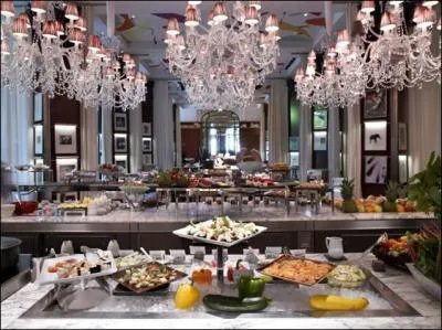 Quelle est la plus haute distinction attribue  un restaurant par le Guide Michelin ?