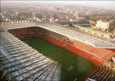 Prs de quelle ville est le terrain de rugby d'Arms Park ?