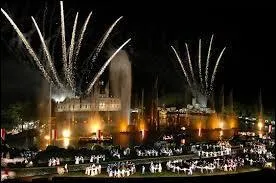 Quel parc d'attractions franais est clbre pour son grand spectacle nocturne ?