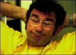  Mon cole est rigolote / On y apprend des gros mots / Les derniers c'tait 'carotte' / Et 'y a du poil au tableau' . Qui est dans cette cole ? (clip)