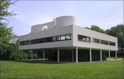 Quel est cet architecte célèbre qui dessinait déjà des toits plats pour ses créations au début du XXe siècle et dont la réalisation représentée sur la 
photo est la Villa Savoye à Poissy ?