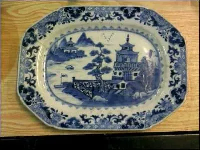 En quelle matière est réalisé ce plat ?