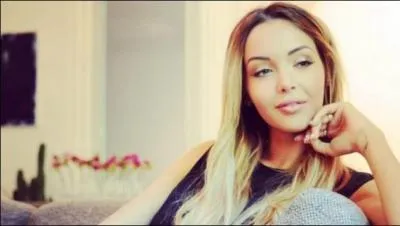 De qui est-elle au plus proche dans sa famille ?