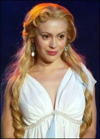 Dans le dernier épisode de la saison 5, Phoebe se transforme en déesse mais laquelle ?